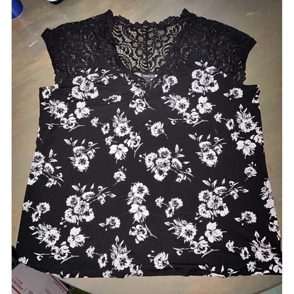 TORRID Plus Size 1  Top Black Floral V-Neck Sheer Lace Yoke Short Sleeve Blouse